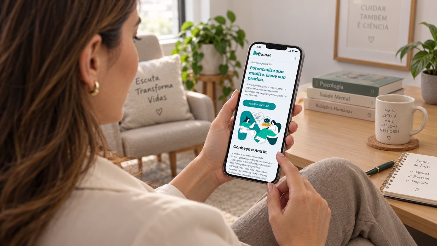 Profissional de saúde mental consultando a Ana M no celular em um consultório
