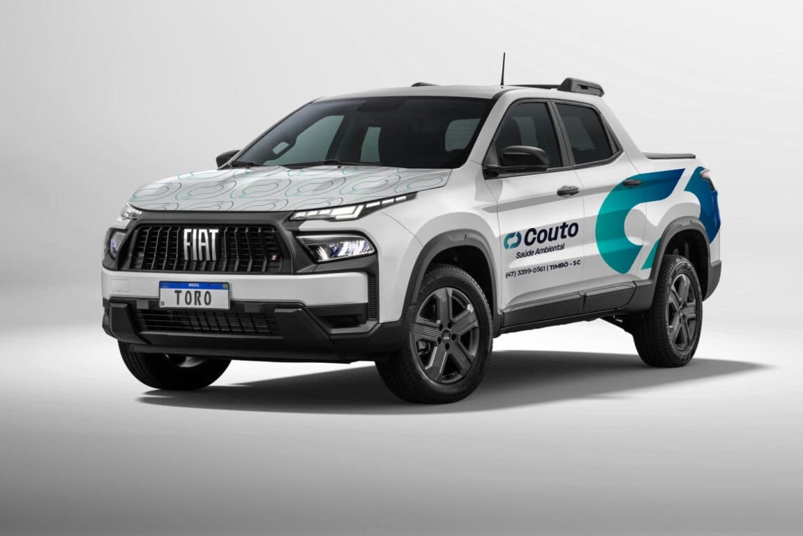 Fiat Toro com a marca Couto Saúde Ambiental na frente