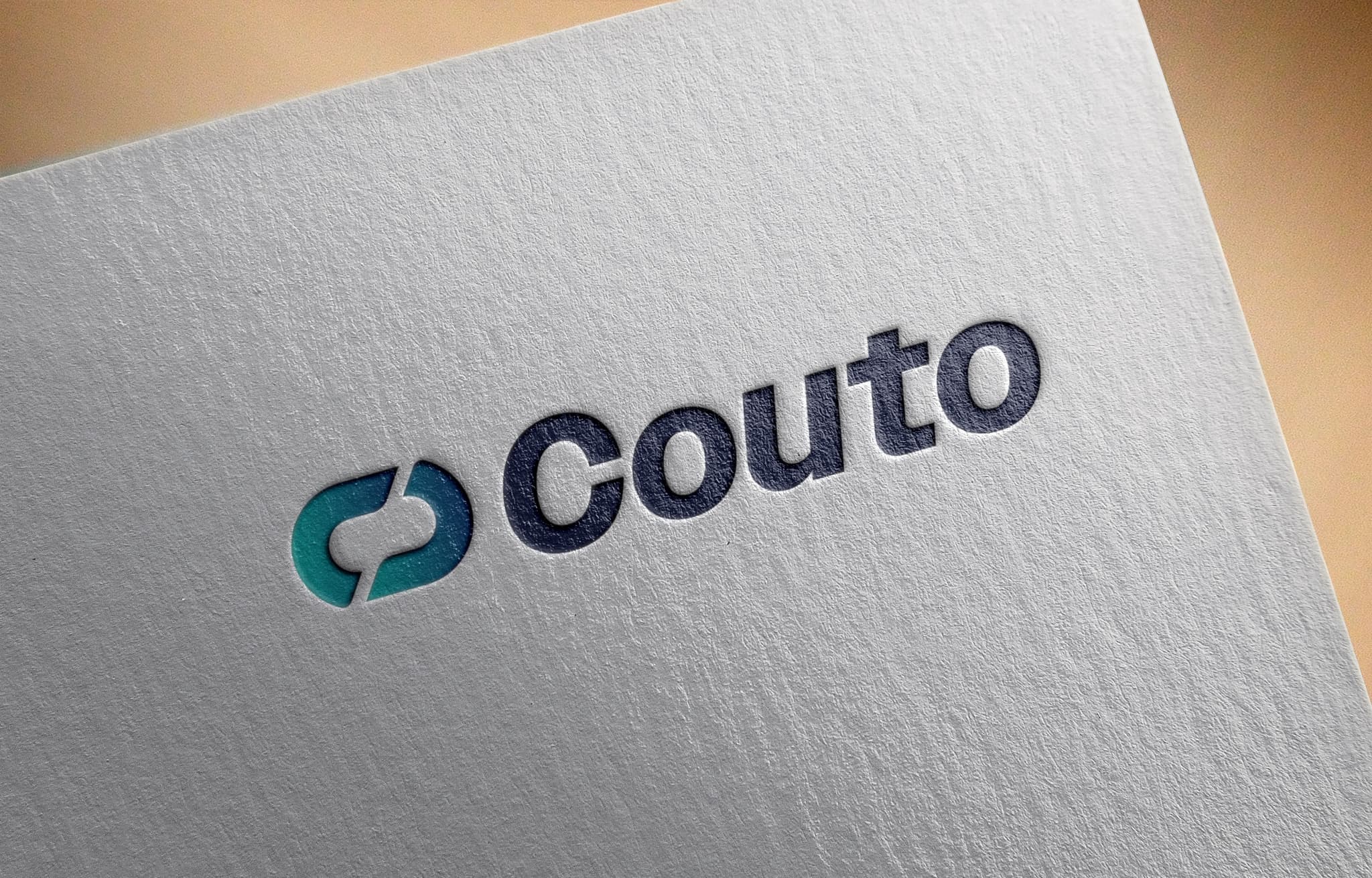 Nova marca Couto em relevo sobre papel texturizado