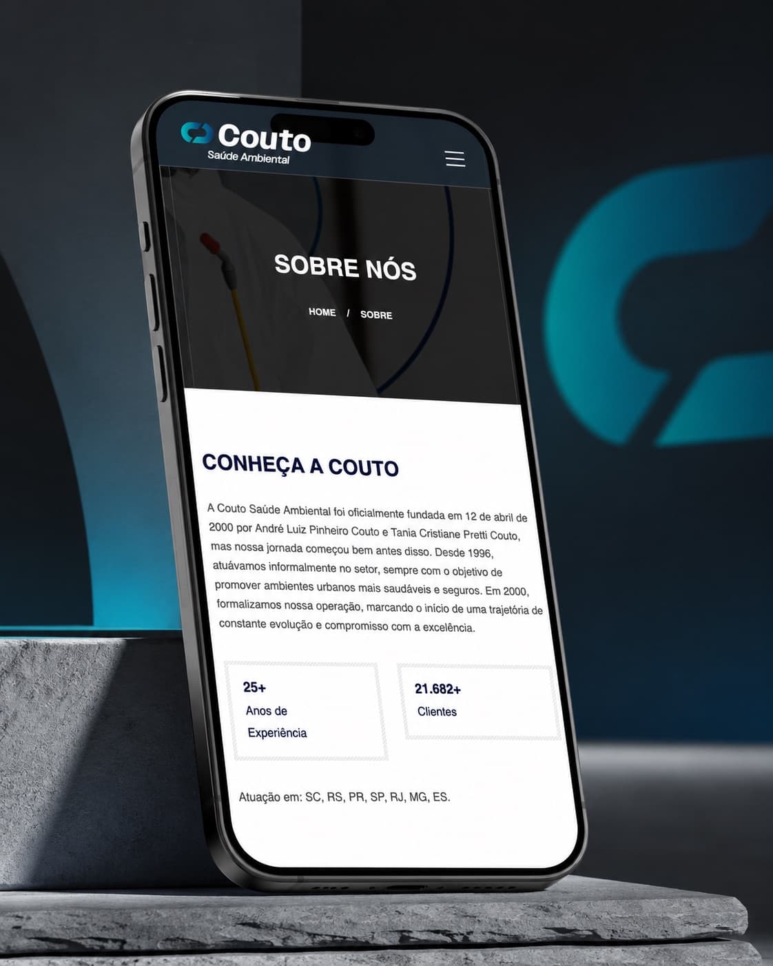 Página Sobre nós do site da Couto em um celular sobre fundo escuro