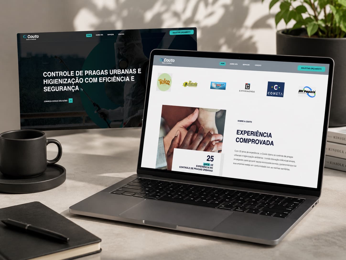 Site da Couto aberto em notebook sobre mesa de madeira, com a seção de 25 anos de experiência