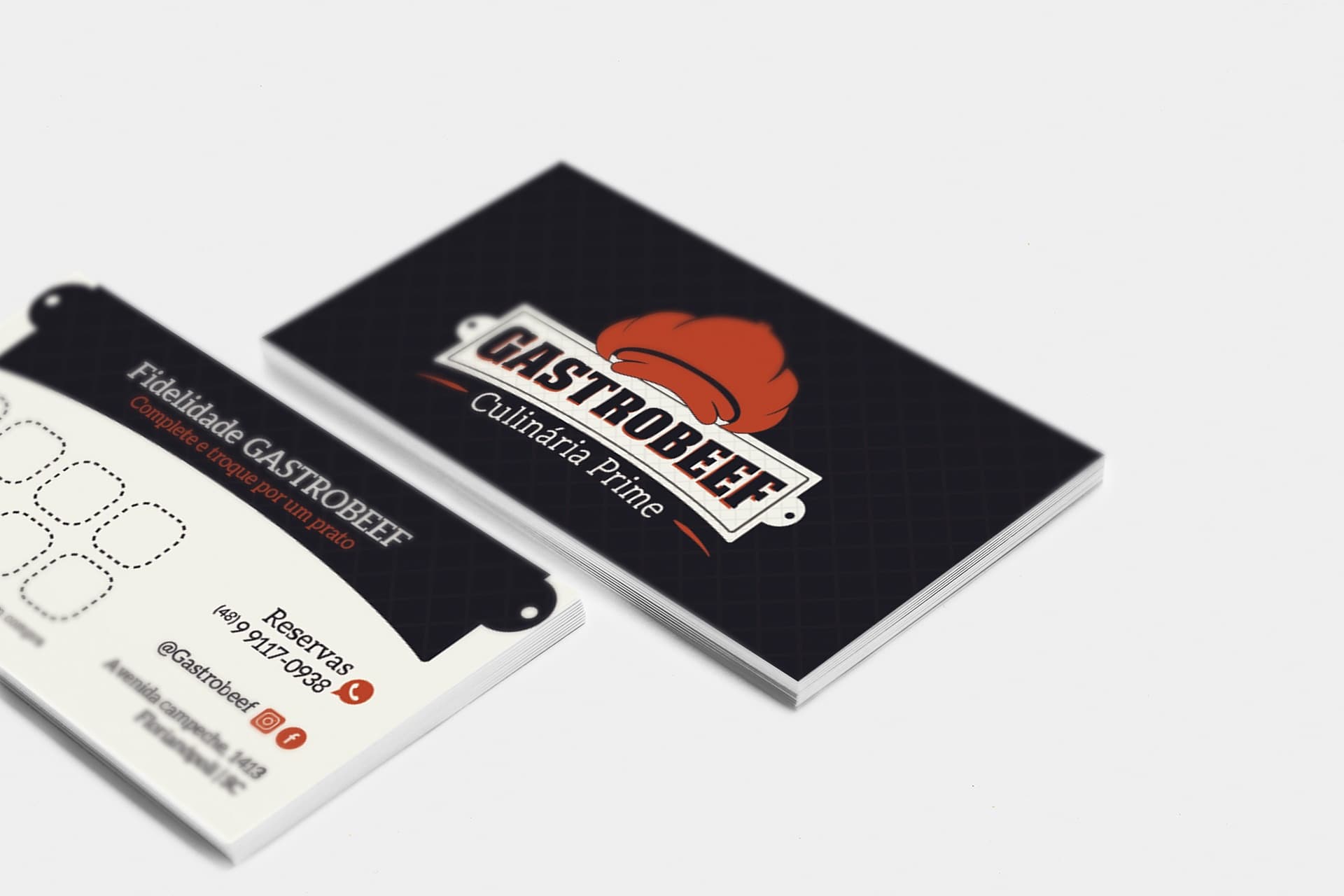 Cartão de visita GastroBeef nas duas faces: o logotipo sobre fundo preto texturizado e, no verso, o cartão-fidelidade com selos, telefone e endereço
