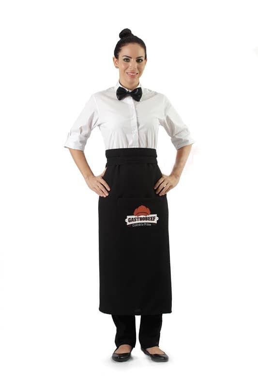 Atendente de camisa branca e gravata-borboleta com avental preto até a canela, o logotipo GastroBeef aplicado no bolso frontal