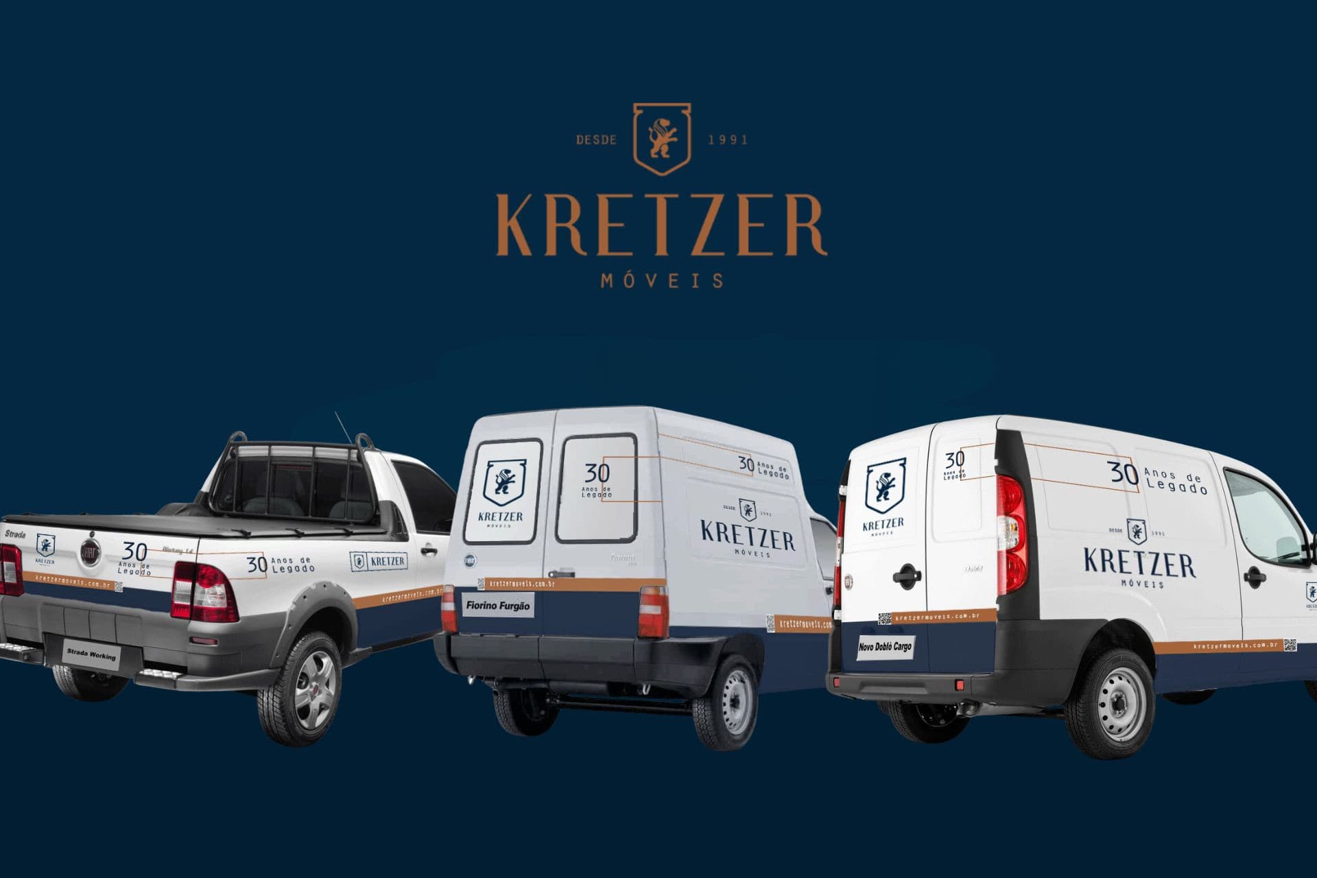 Frota leve da Kretzer padronizada — picape, furgão e utilitário — vista pela traseira, cada veículo com o brasão, o selo de 30 anos e o site aplicados na mesma malha