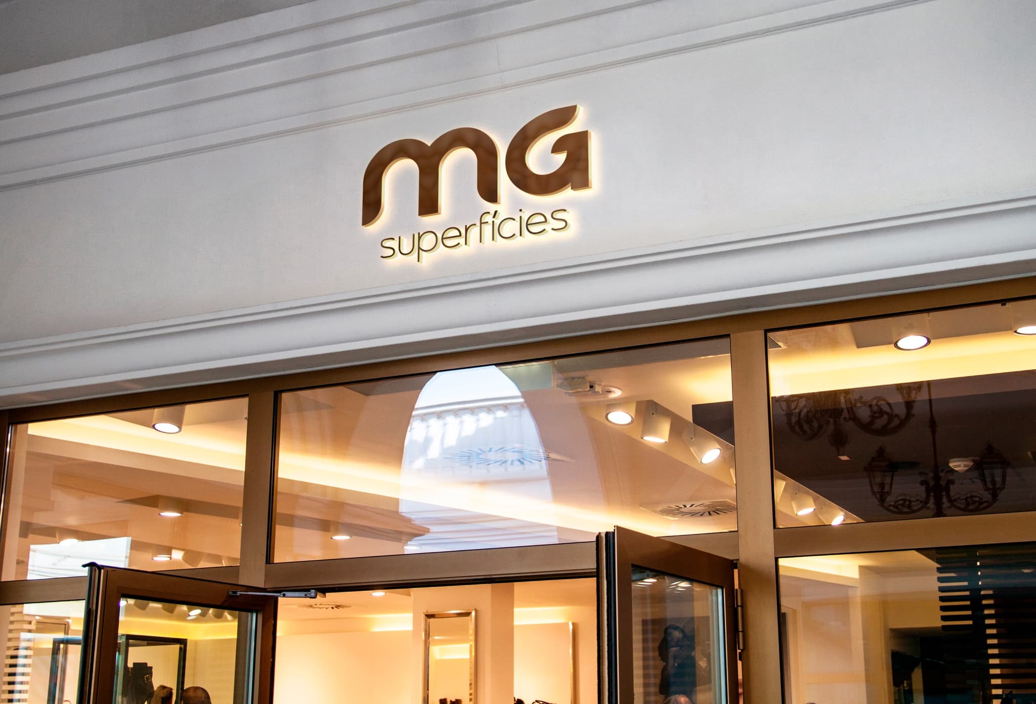 Fachada com a marca MG Superfícies aplicada