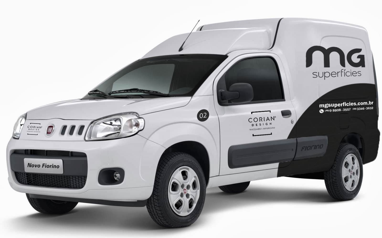 Utilitário Fiorino branco com a identidade da MG Superfícies aplicada