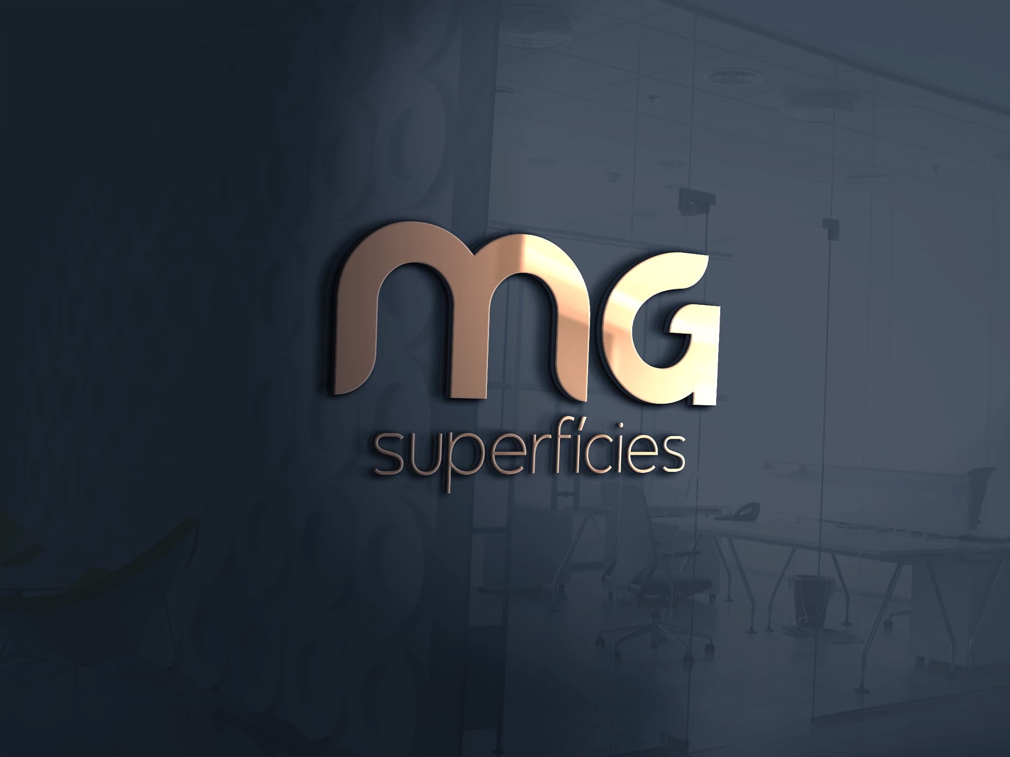 Marca MG Superfícies aplicada em relevo metálico sobre vidro escuro