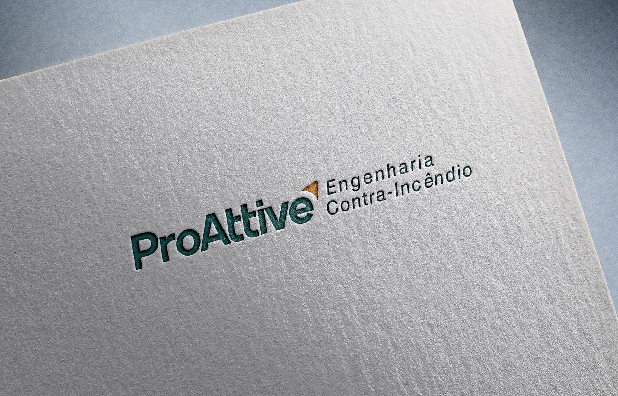 Logotipo Proattive com a assinatura Engenharia Contra-Incêndio em relevo sobre papel texturizado