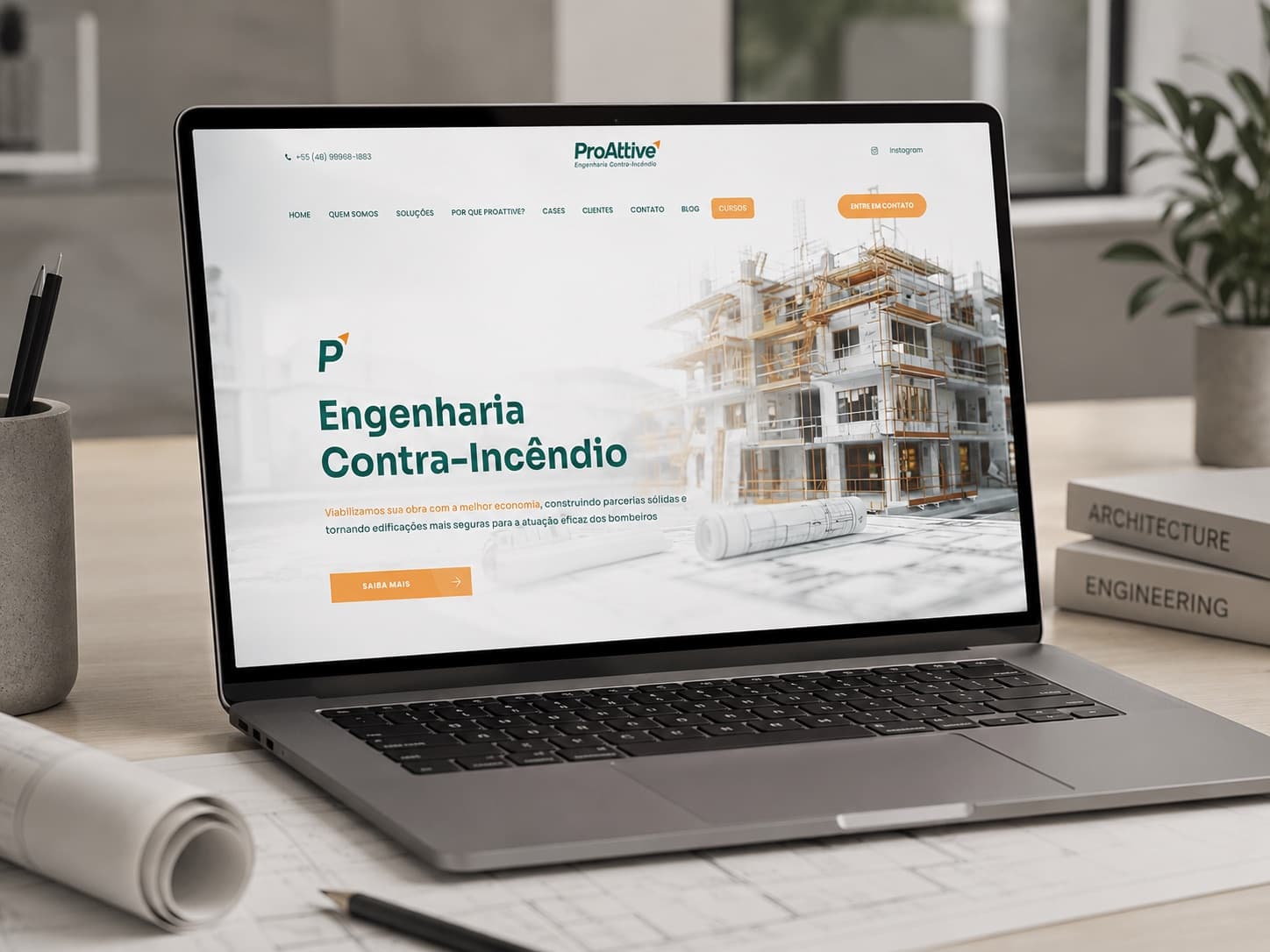 Site da Proattive aberto em notebook, com a chamada Engenharia Contra-Incêndio sobre imagem de prédio em obra