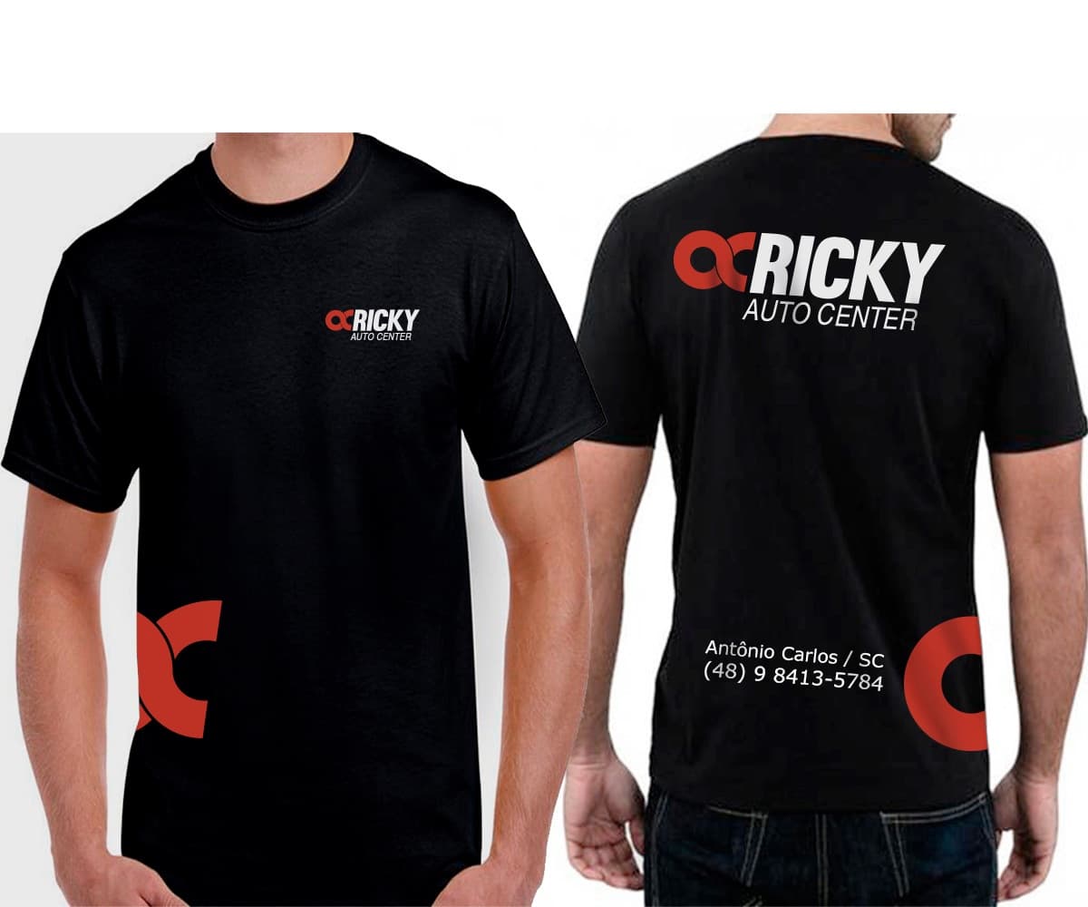 Camisetas pretas do Ricky Autocenter vistas de frente e de costas: a marca pequena no peito e, nas costas, o logotipo grande com a cidade e o telefone da oficina
