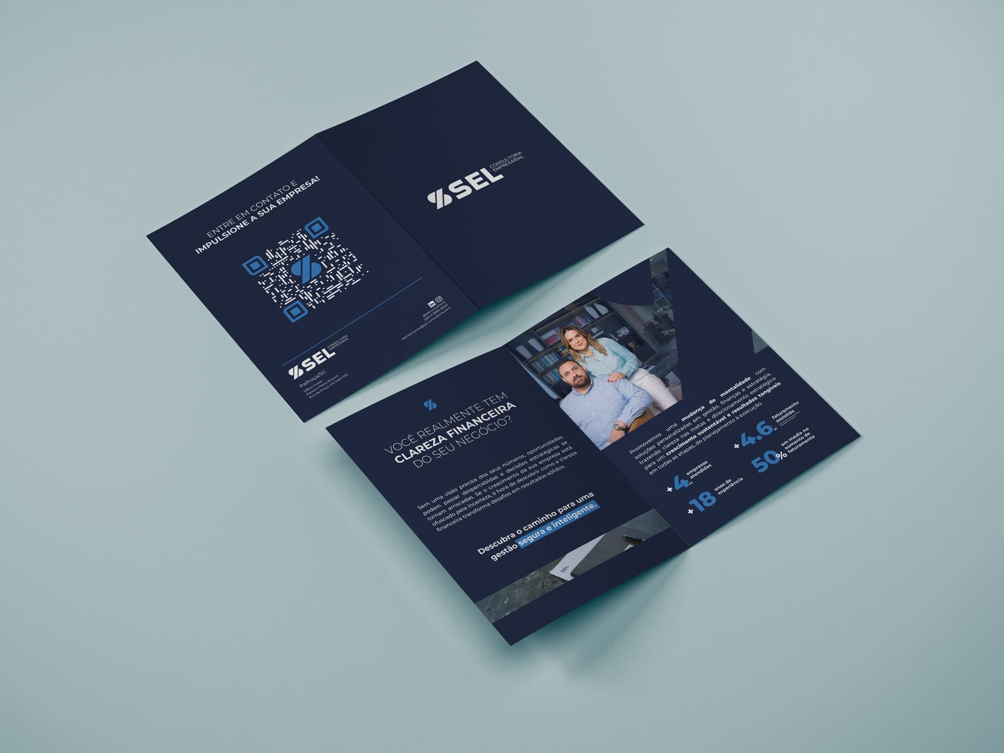 Folder institucional da SEL aberto e fechado sobre fundo cinza-azulado: a capa com a marca, o verso com QR code e, no miolo, a pergunta sobre clareza financeira ao lado do retrato dos sócios e dos indicadores da consultoria