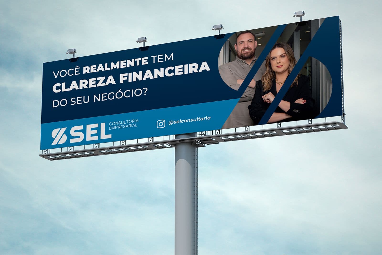 Outdoor da SEL Consultoria à beira da rodovia, com a pergunta sobre clareza financeira