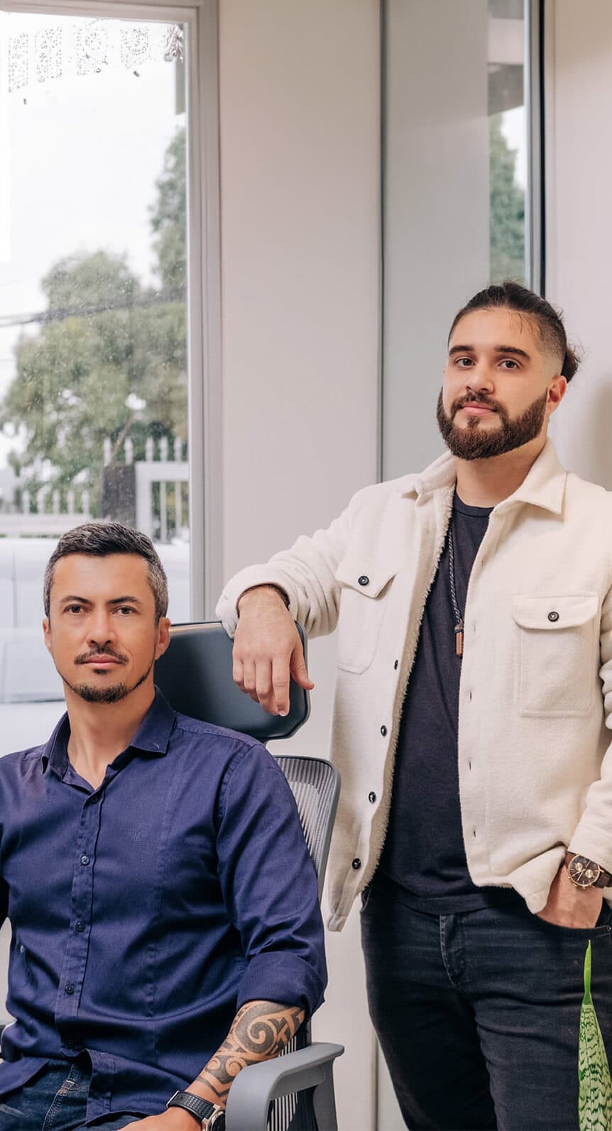 Aderbal Amorin e André Arins, sócios do Estúdio Nákama, trabalhando juntos
