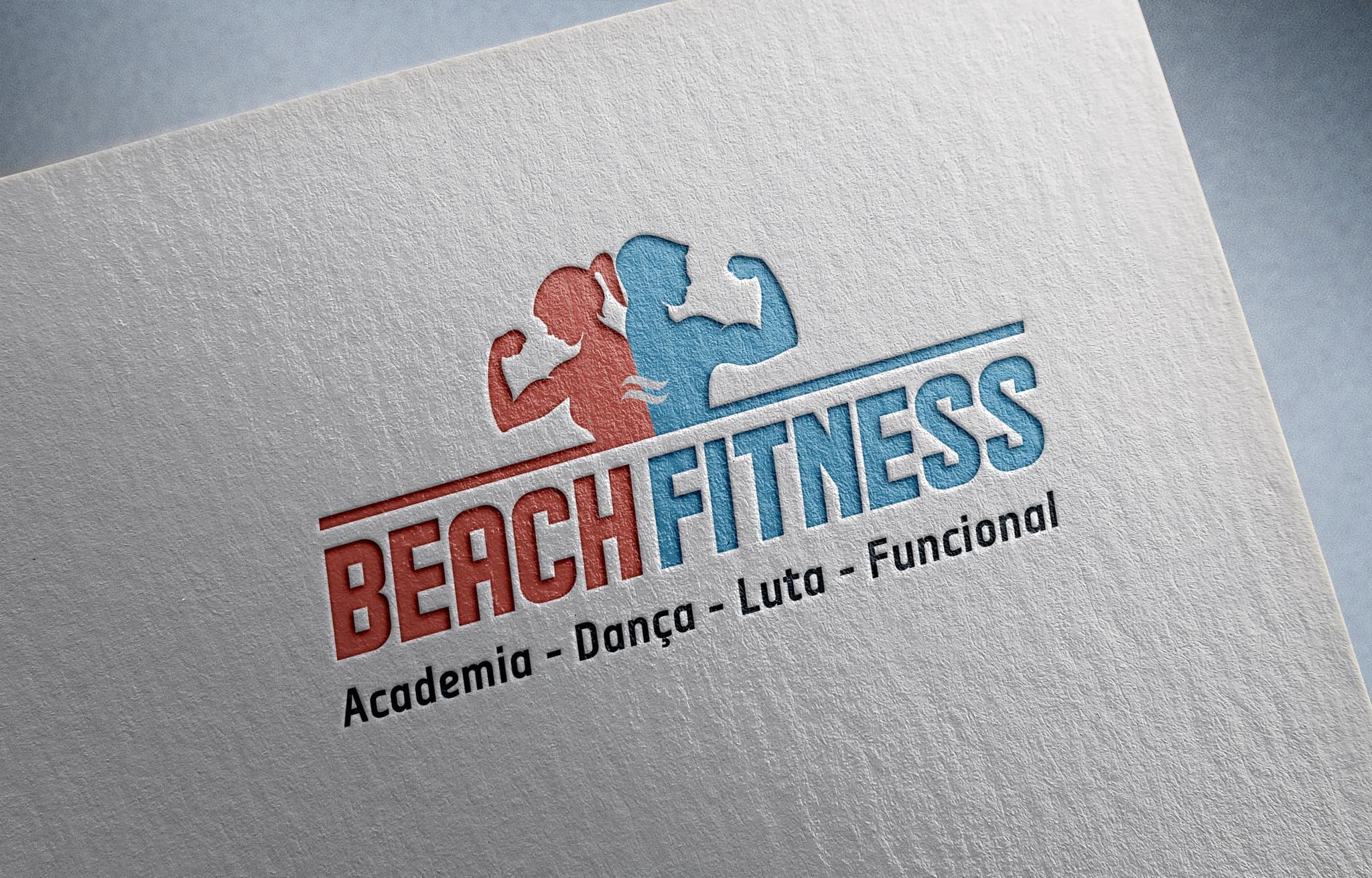 Logotipo Beach Fitness em relevo sobre papel texturizado: duas silhuetas flexionando o braço, uma vermelha e uma azul, sobre o descritivo Academia, Dança, Luta e Funcional