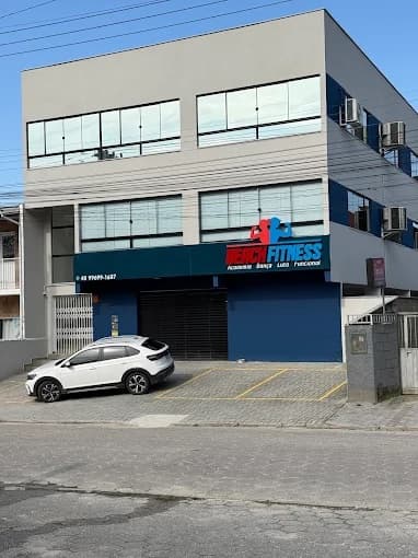 Detalhe da marca Beach Fitness aplicada na parede da recepção da academia