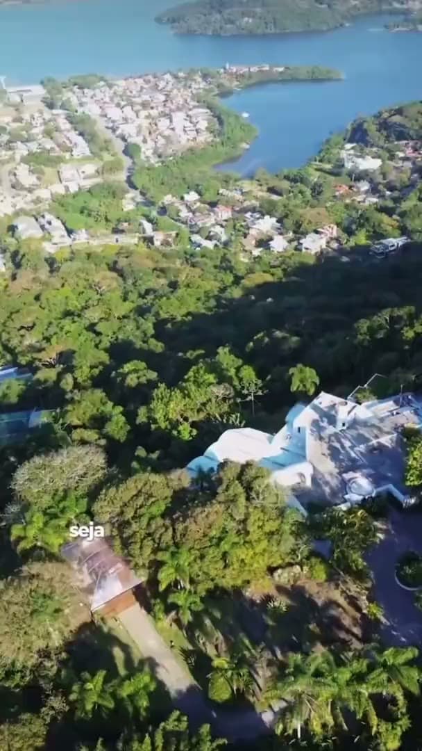 Vídeo de apresentação da Casa Alto Lagoa, com voo sobre a Lagoa da Conceição e os ambientes da casa