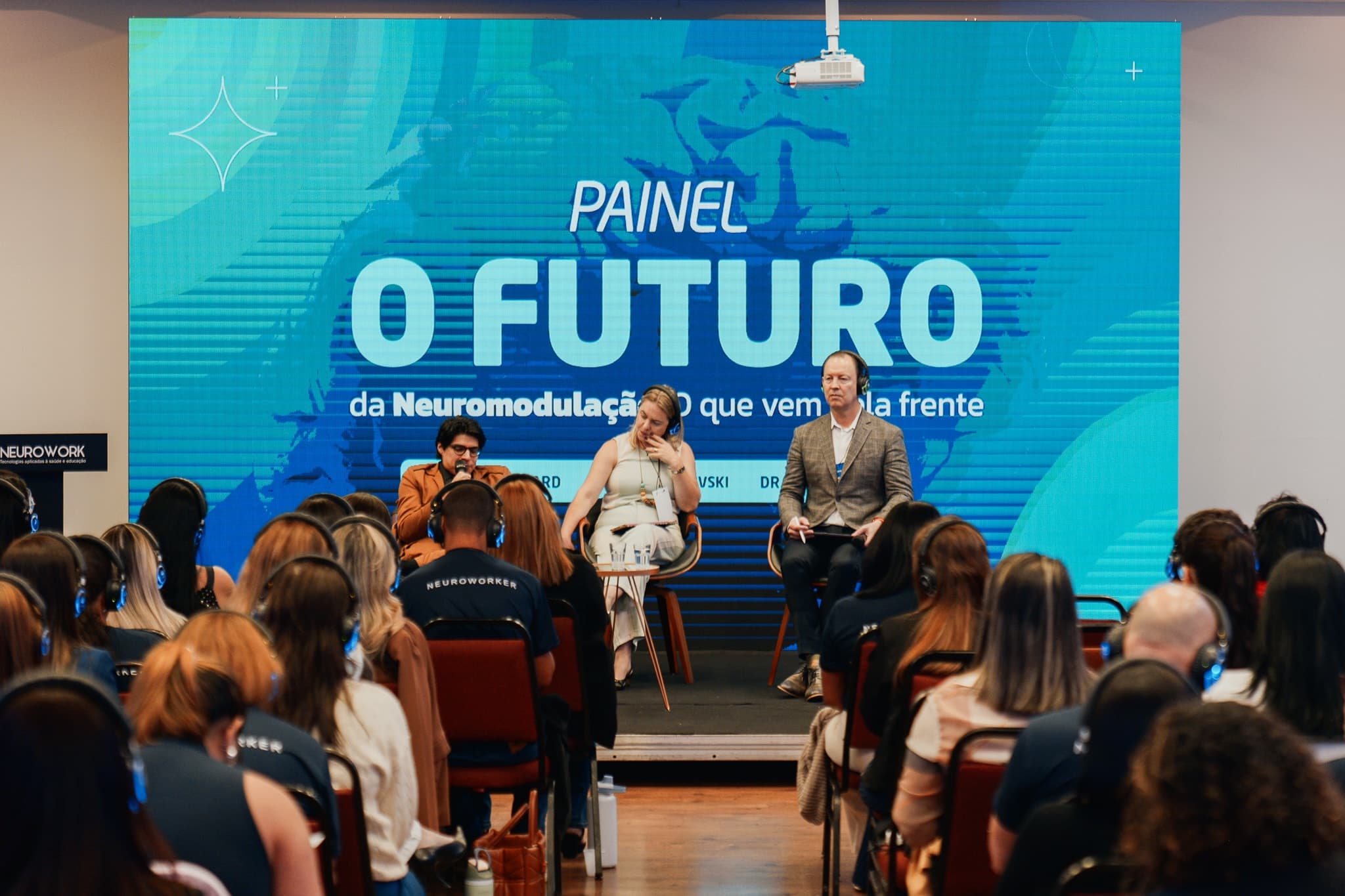 Painel O futuro da neuromodulação com debatedores sentados no palco