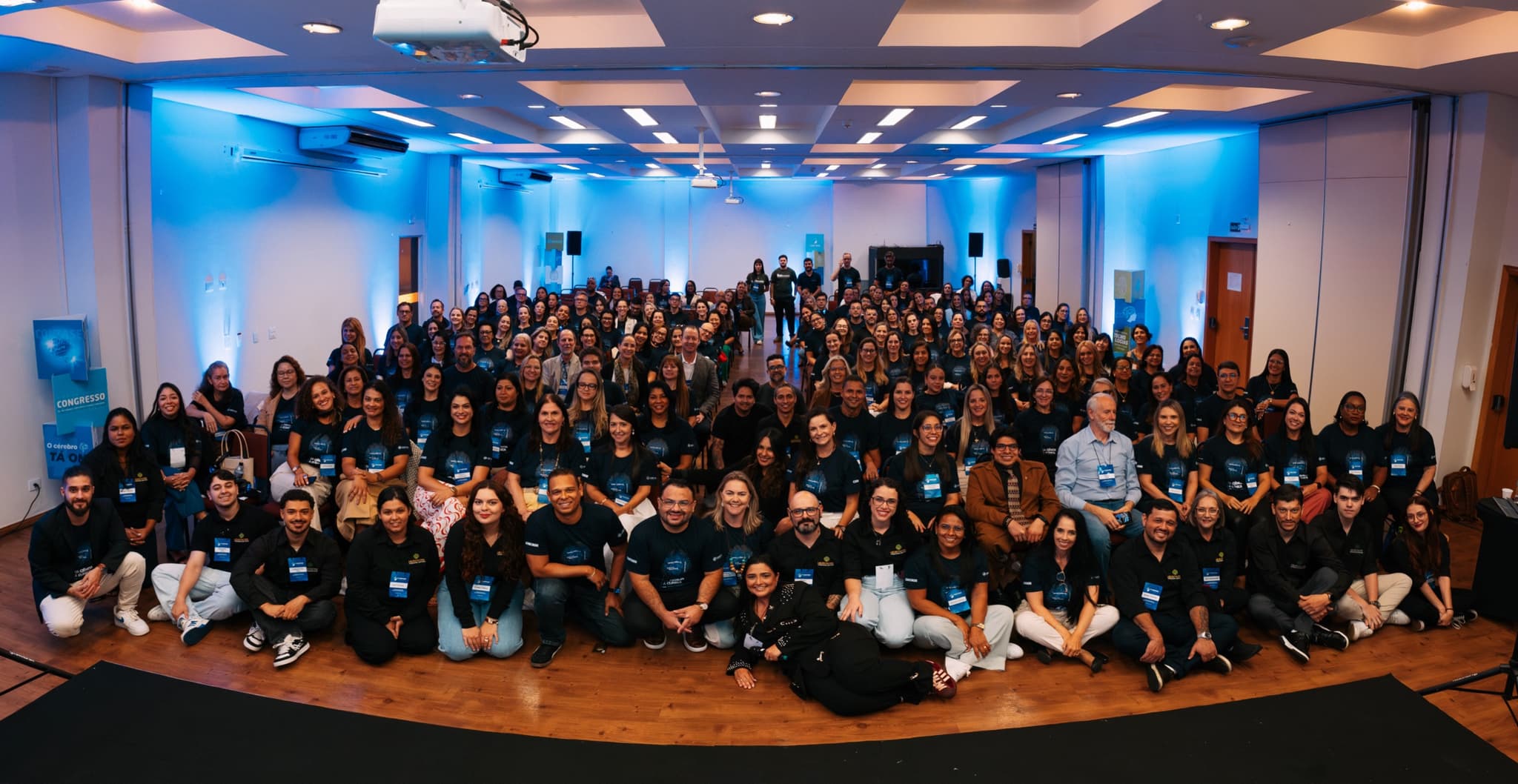 Foto panorâmica com todos os participantes do CONTASE reunidos no salão
