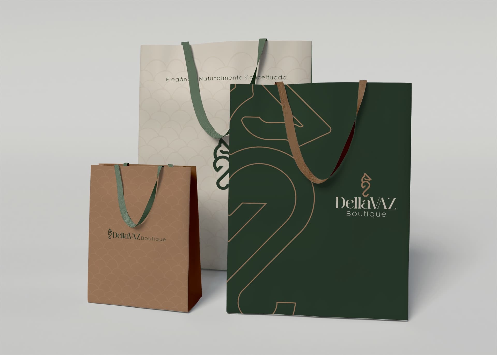 Sacolas de papel kraft e verde com a marca DellaVaz Boutique