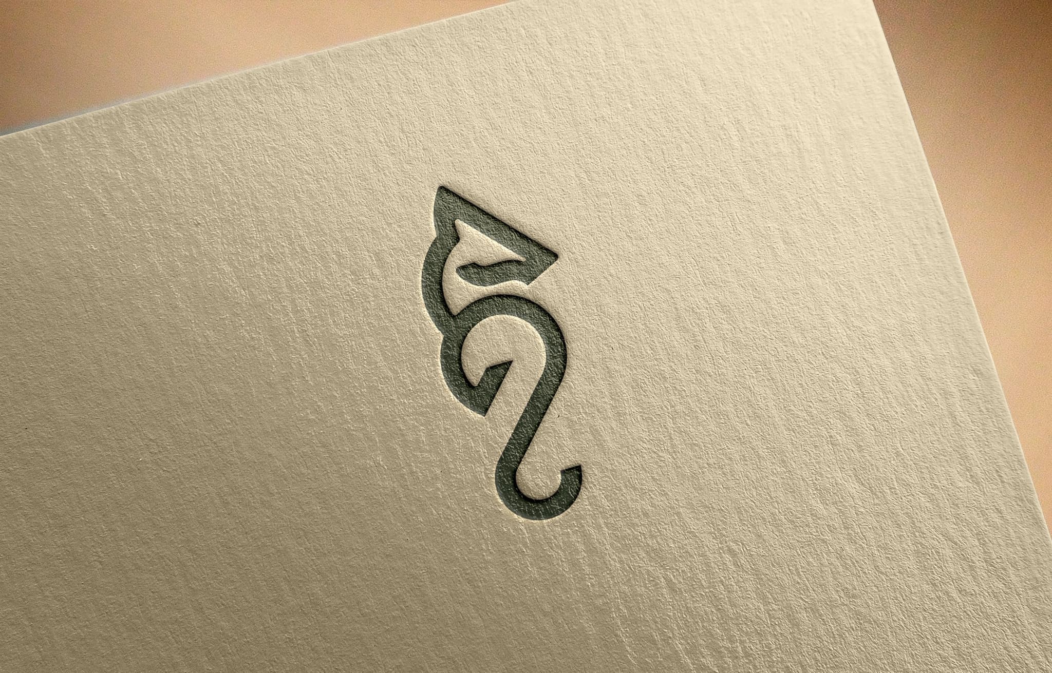 Símbolo da DellaVaz, o cavalo-marinho que forma um cabide, em relevo verde sobre papel