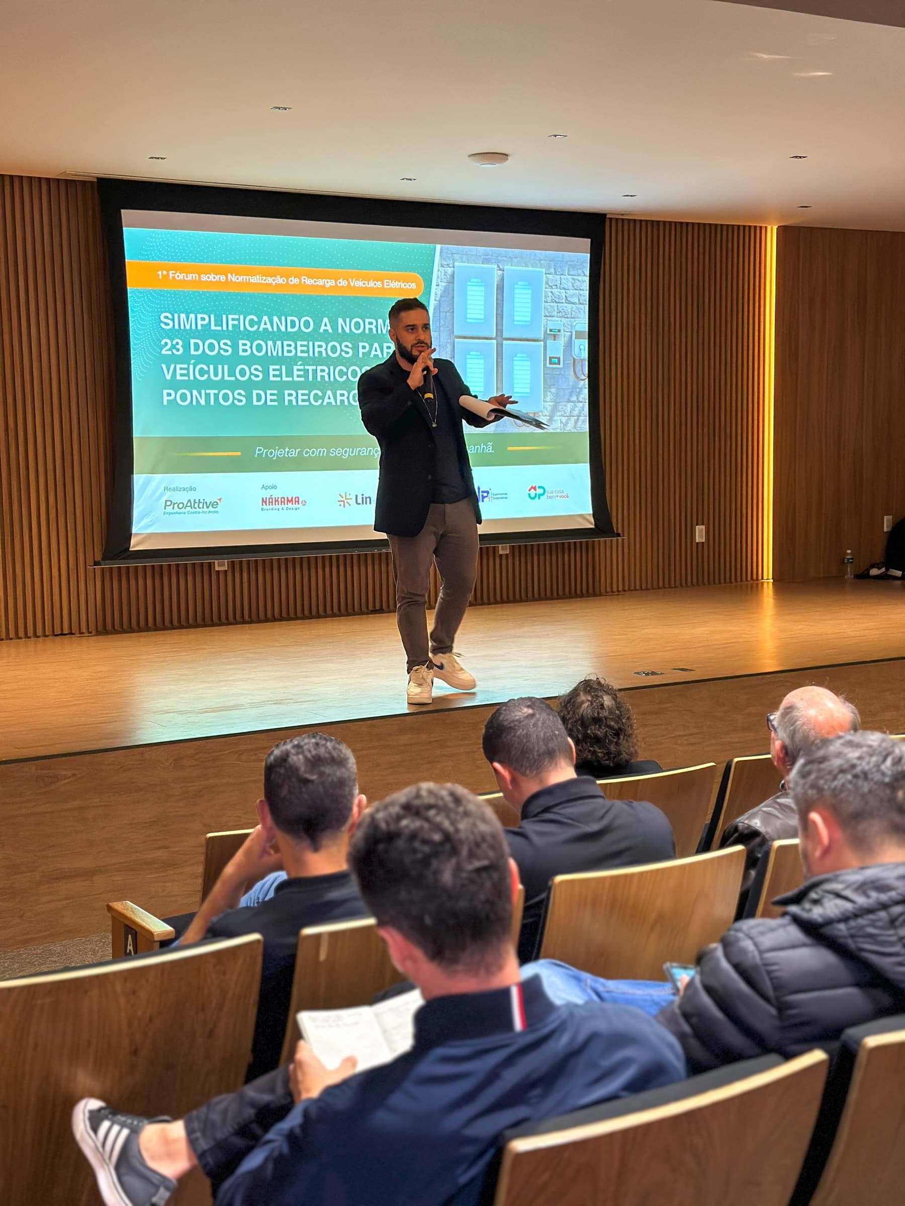 Palestra do 1º Fórum sobre Normatização de Recarga de Veículos Elétricos, com o palco e a plateia