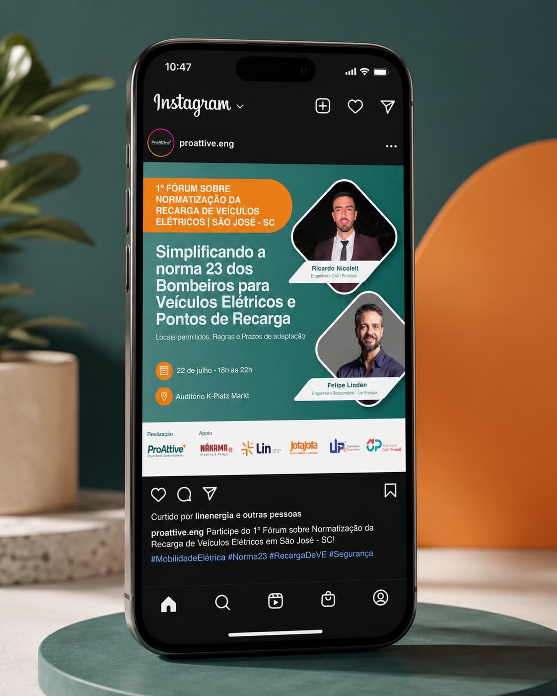Celular com a publicação de divulgação do fórum no Instagram, com os palestrantes e o tema da norma