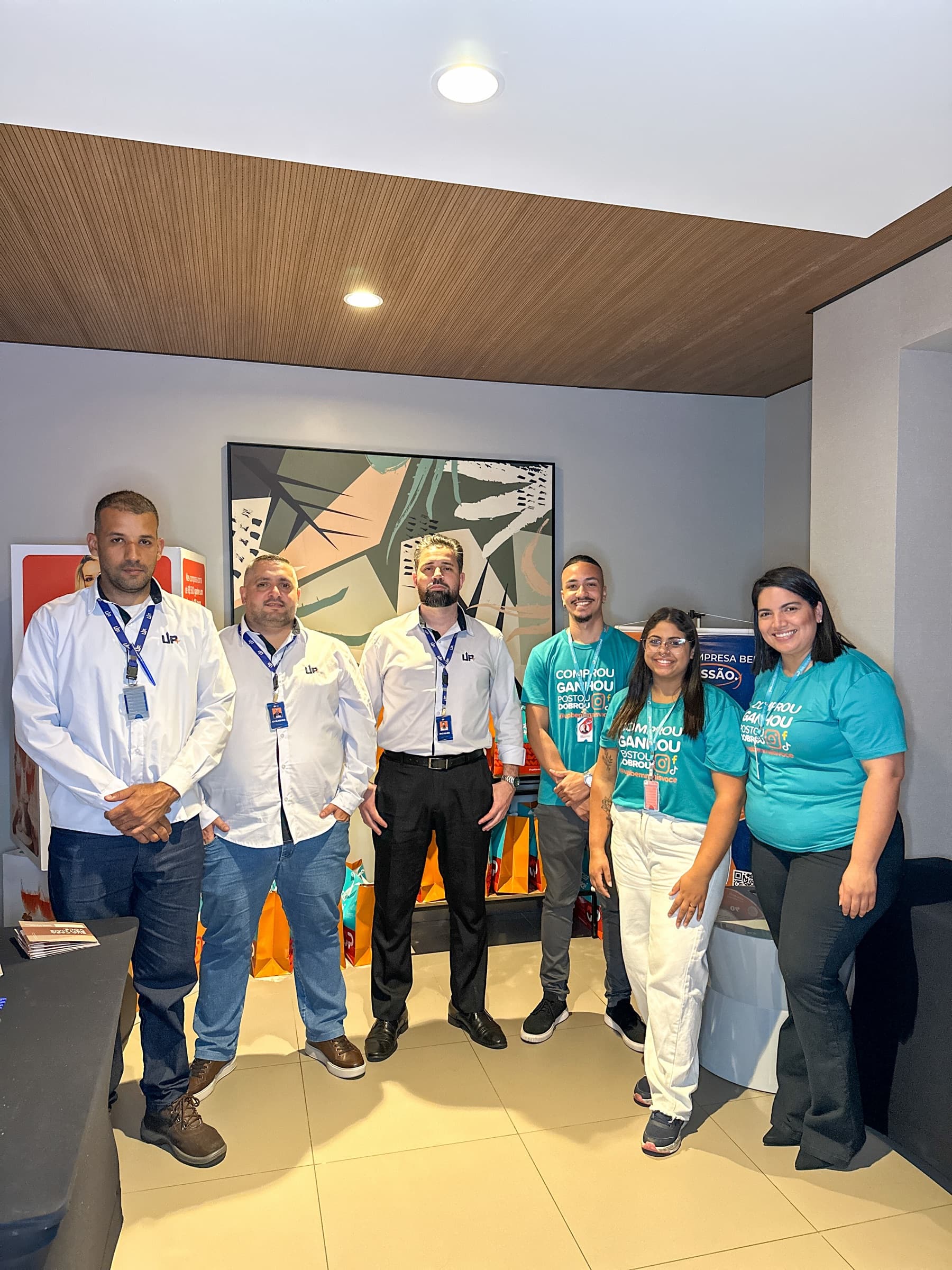 Palestrantes e parceiros do fórum posando juntos no auditório