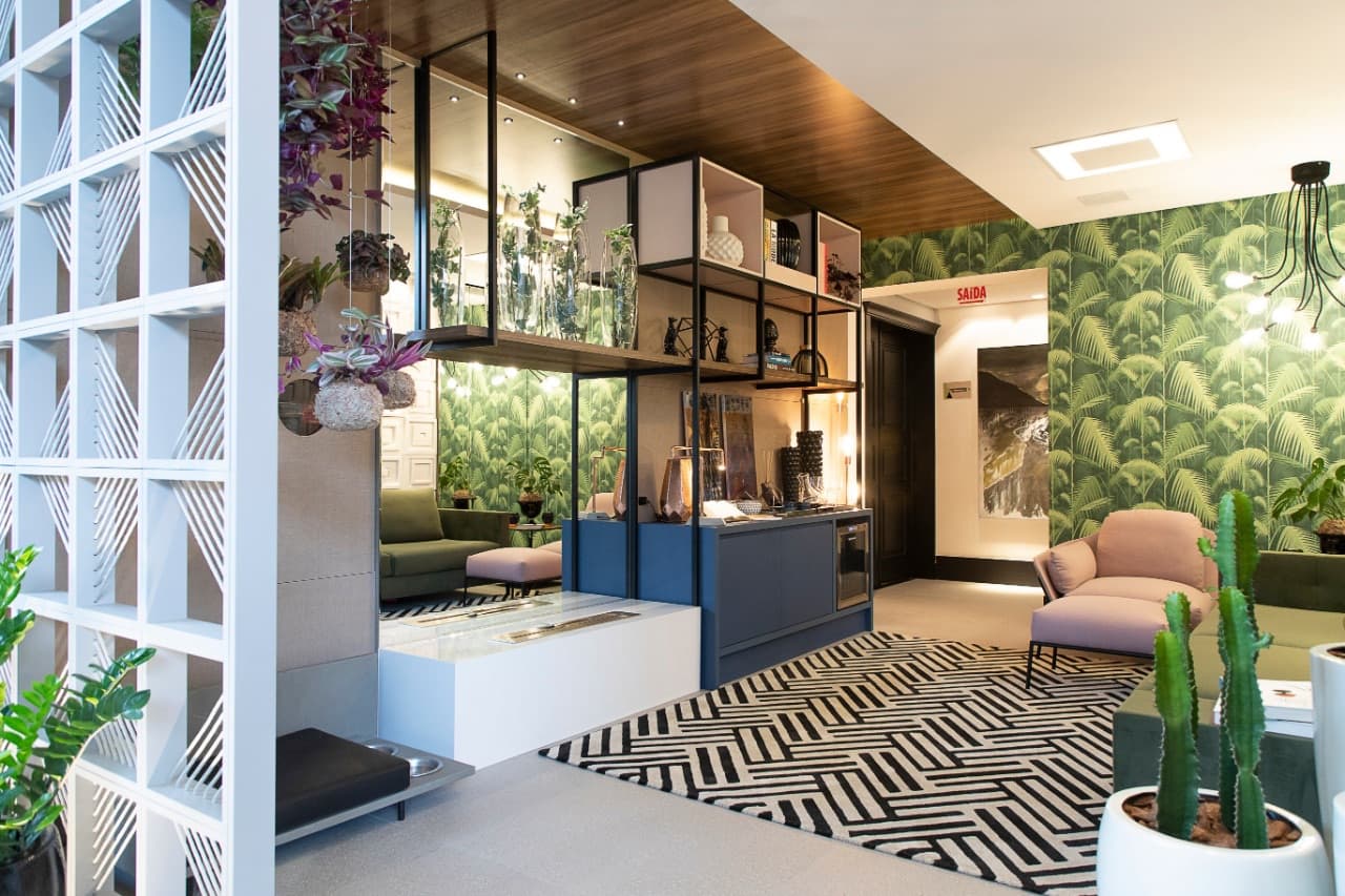 Ambiente residencial com móveis planejados da Kretzer, parede verde e divisória vazada
