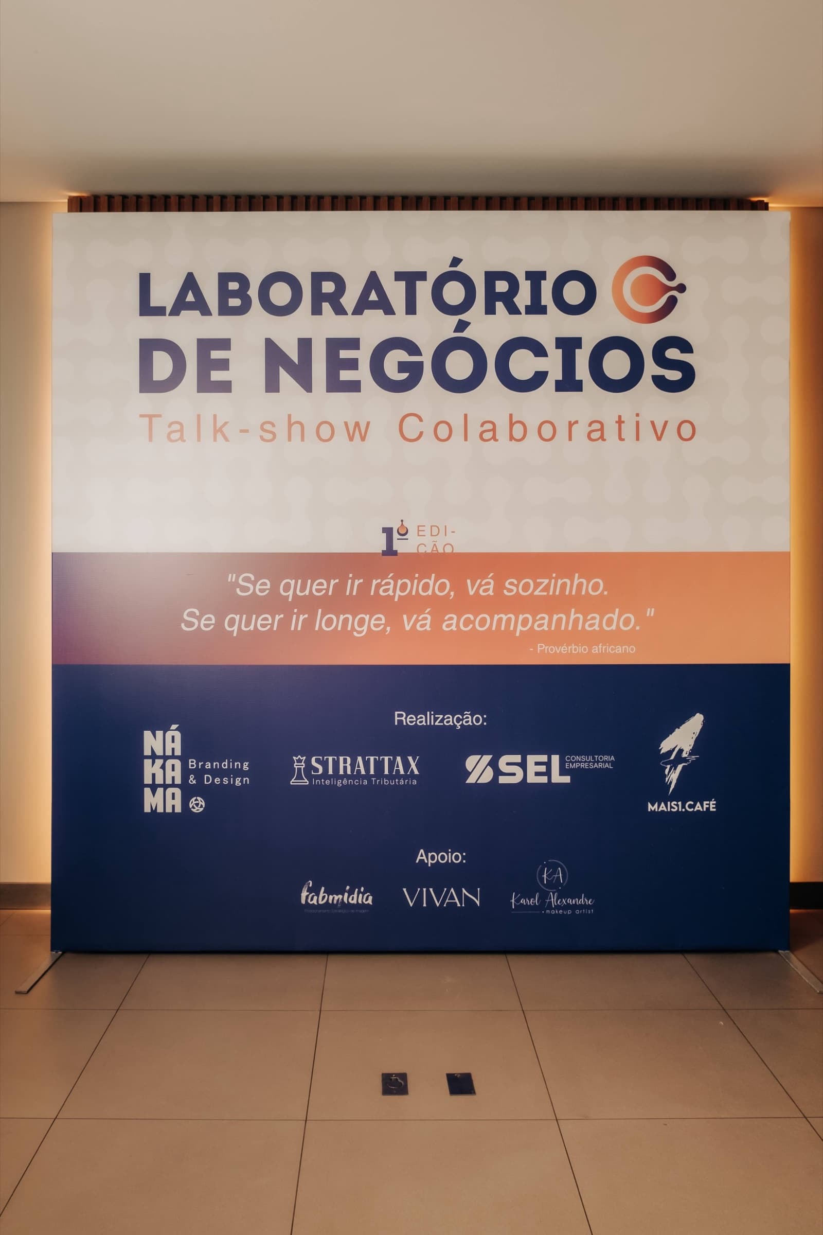 Painel de fundo do Laboratório de Negócios, talk-show colaborativo, com os apoiadores do encontro
