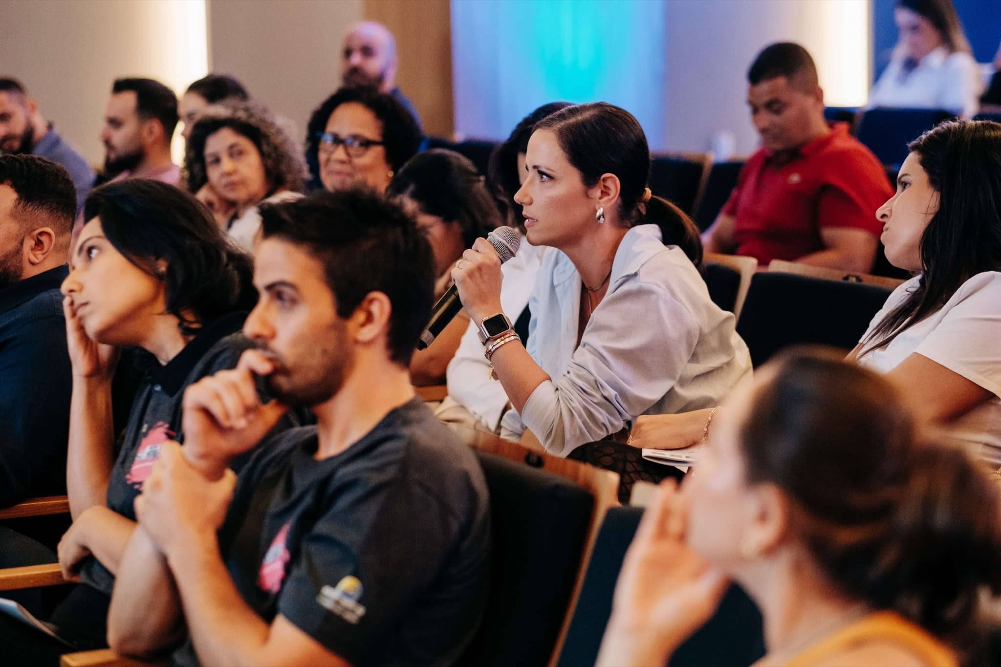 Participantes atentos ao debate na plateia do auditório
