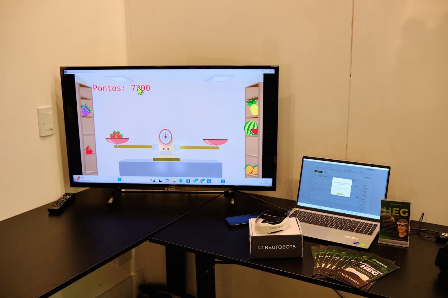 Plateia sentada diante do painel “Mental Sync Experience”, com um convidado ao microfone e o banner da Neurowork sobre tecnologias aplicadas ao lado