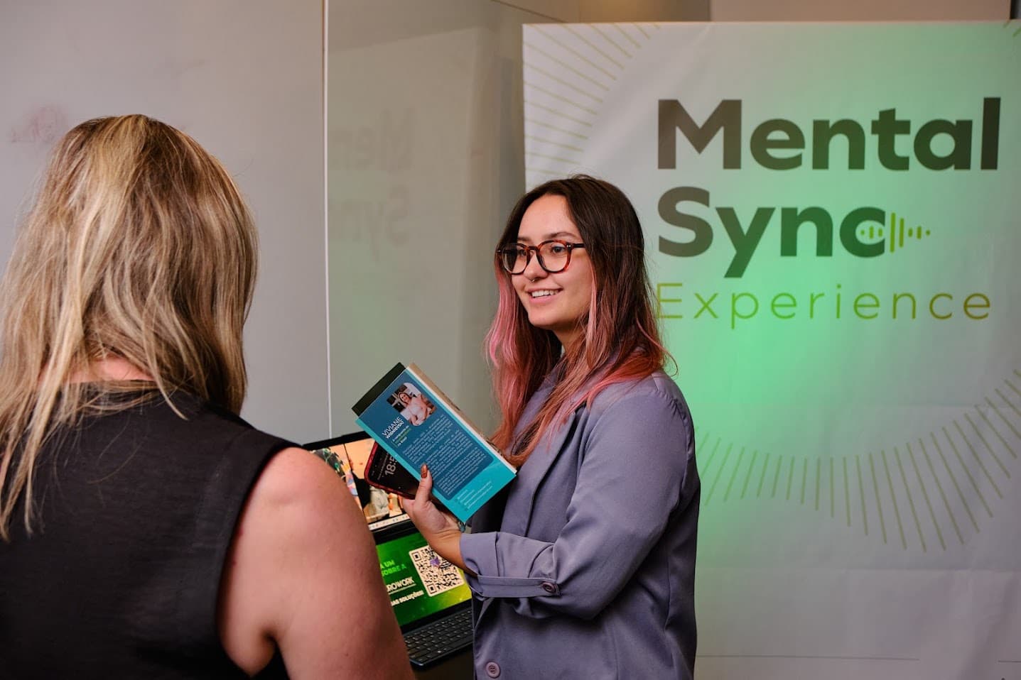 Convidada segura material da Ana M diante do painel MentalSync Experience