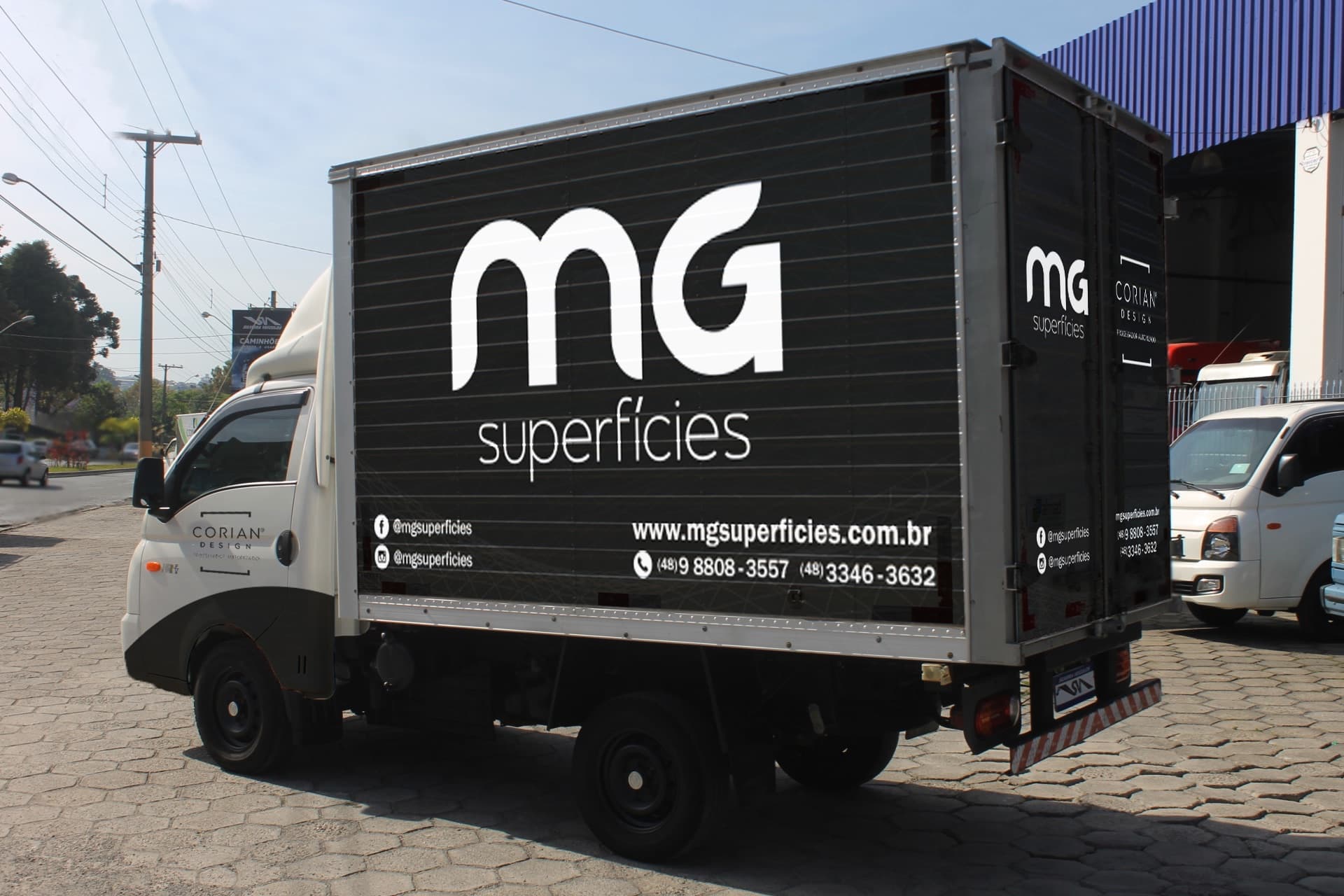 Lateral de veículo com a marca MG Superfícies