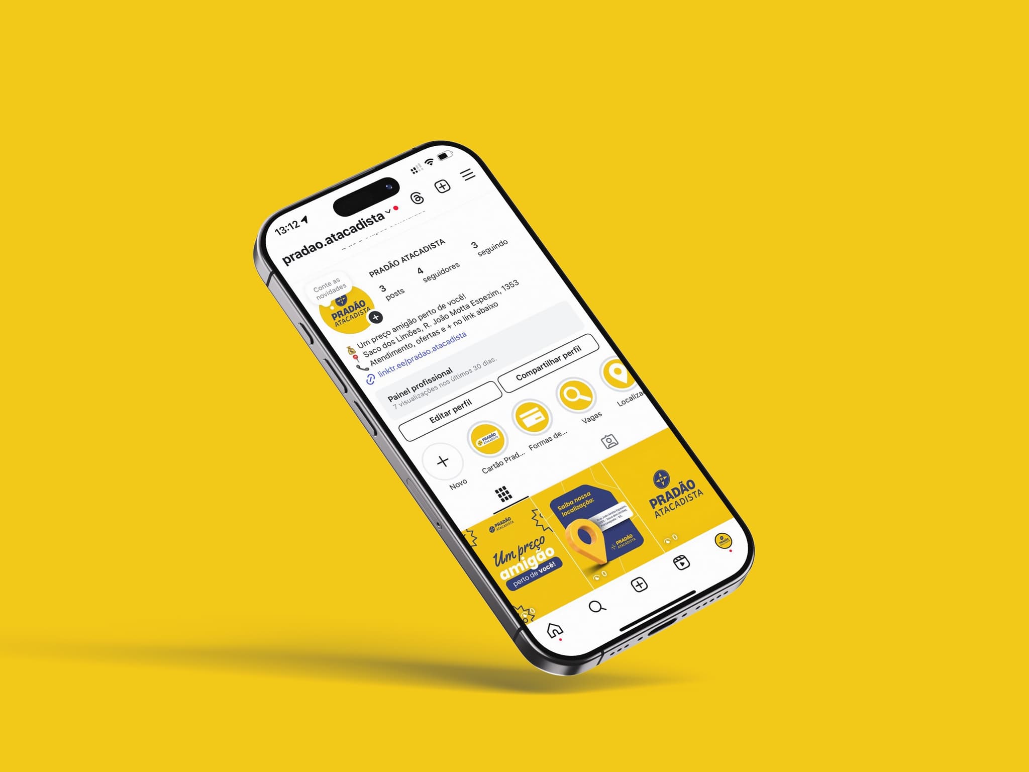 Perfil do Pradão Atacadista no Instagram em celular sobre fundo amarelo