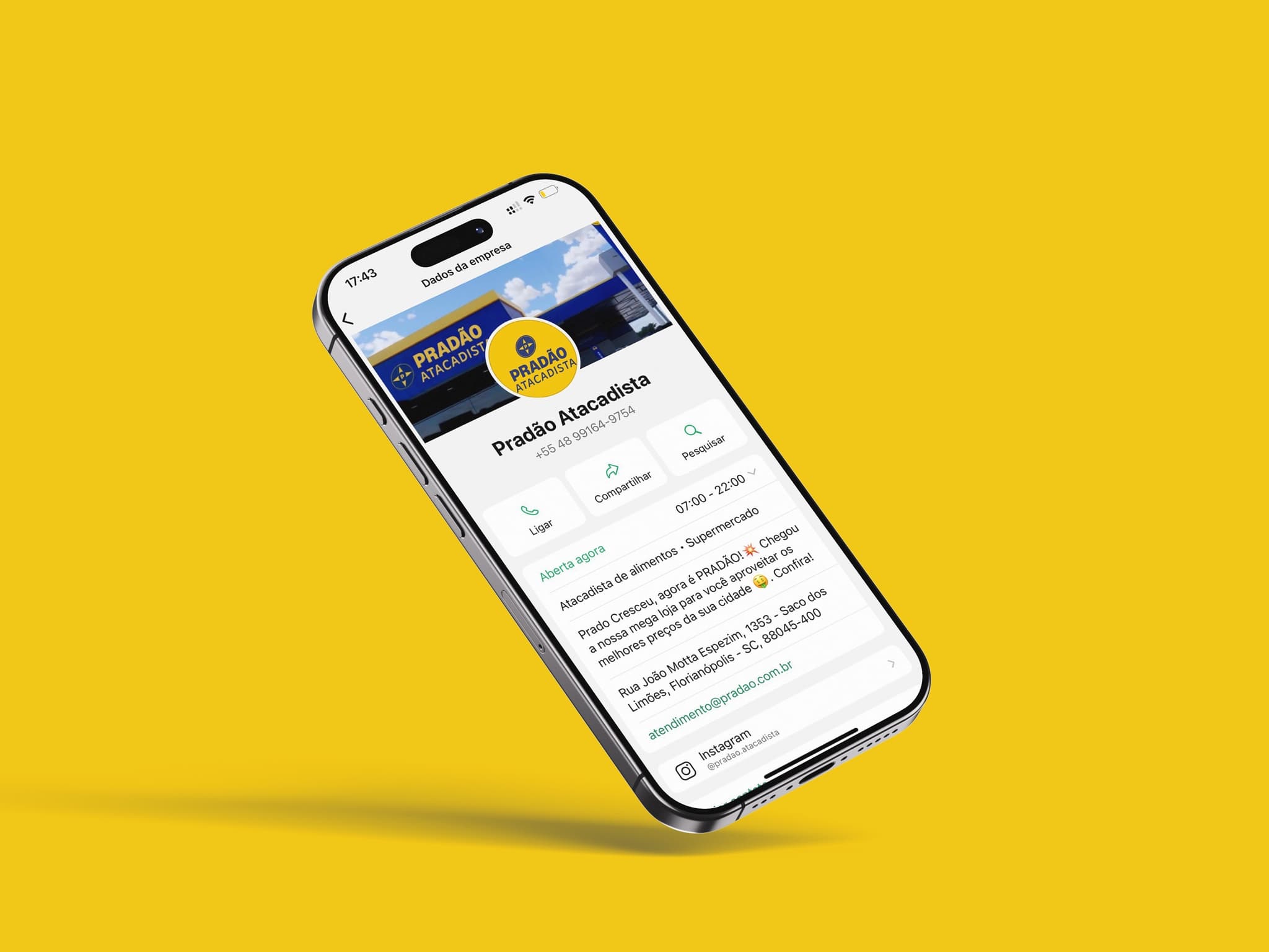 Conversa do WhatsApp do Pradão Atacadista em celular sobre fundo amarelo