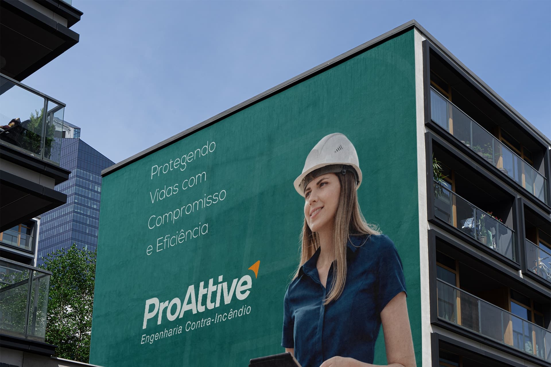 Mural da Proattive na fachada de um edifício, com a frase Protegendo vidas com compromisso e eficiência