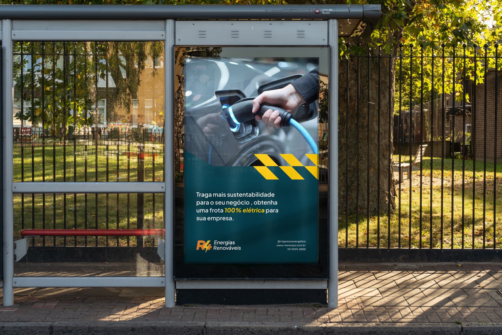 Cartaz da R4 Energias em abrigo de ônibus, com carro elétrico carregando e as faixas amarelas da marca
