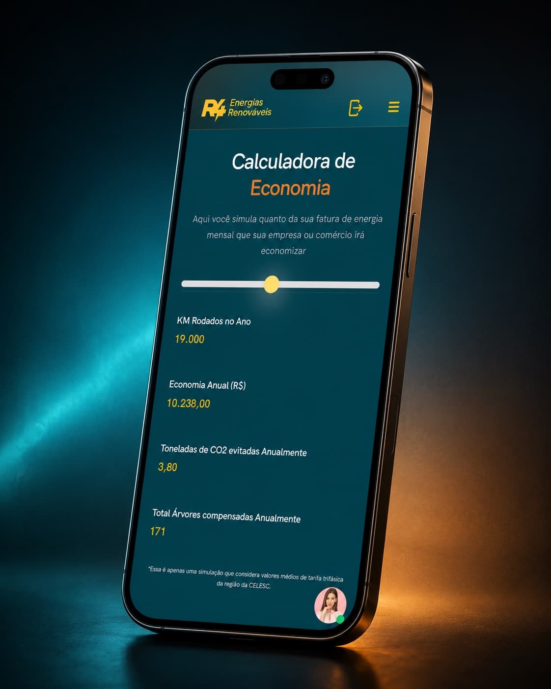 Calculadora de economia da R4 no celular, mostrando quilômetros rodados no ano, economia anual em reais, toneladas de CO2 evitadas e árvores compensadas
