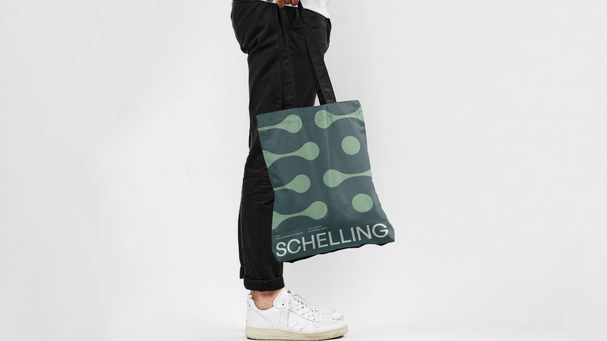 Pessoa carregando ecobag com o grafismo e a marca Schelling