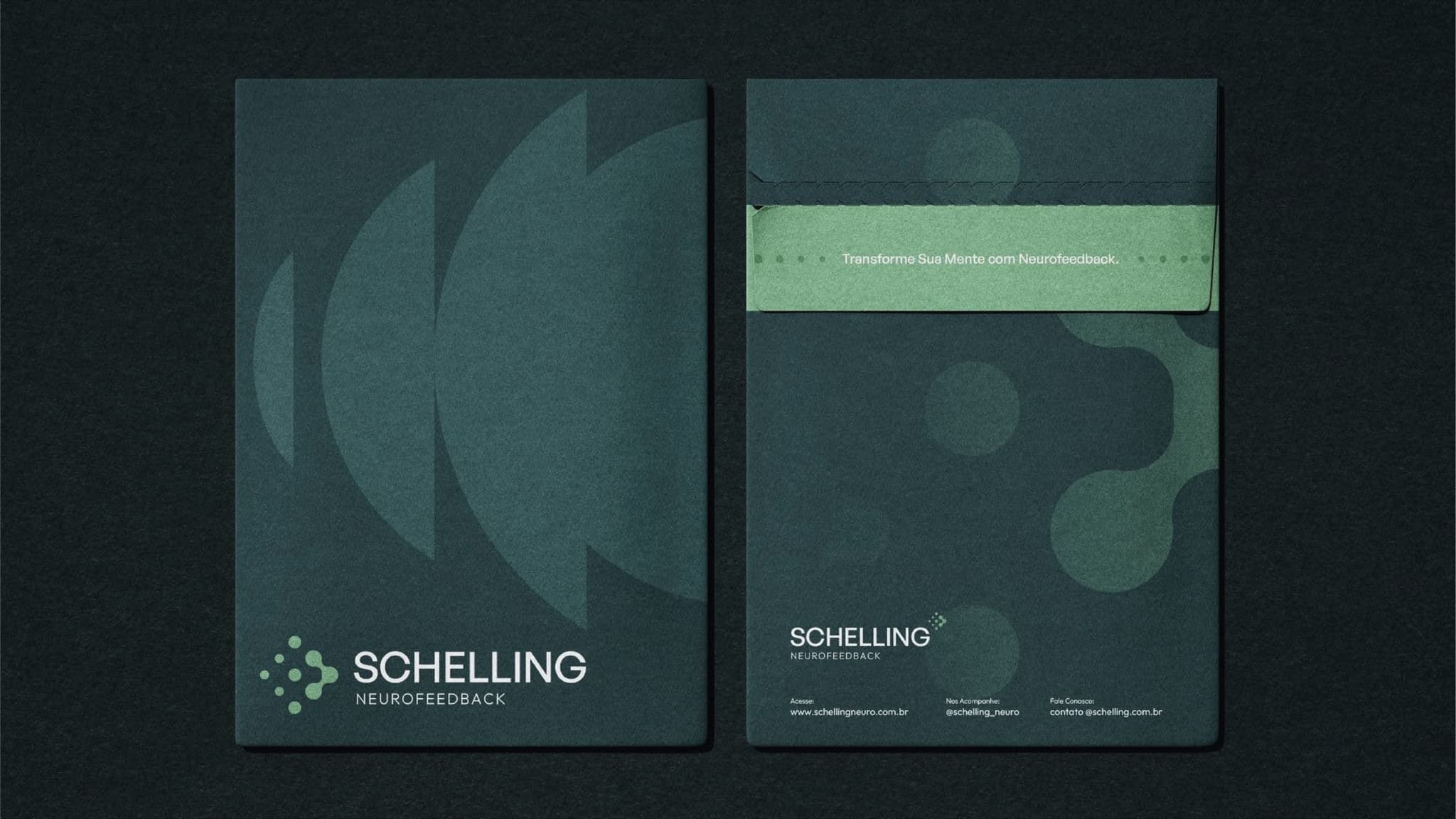 Papelaria da Schelling Neurofeedback com capas e papel timbrado em tons de verde