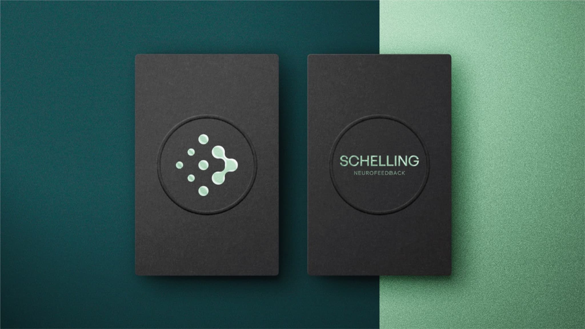 Cartões pretos com o símbolo de formas circulares conectadas da Schelling Neurofeedback sobre fundo verde