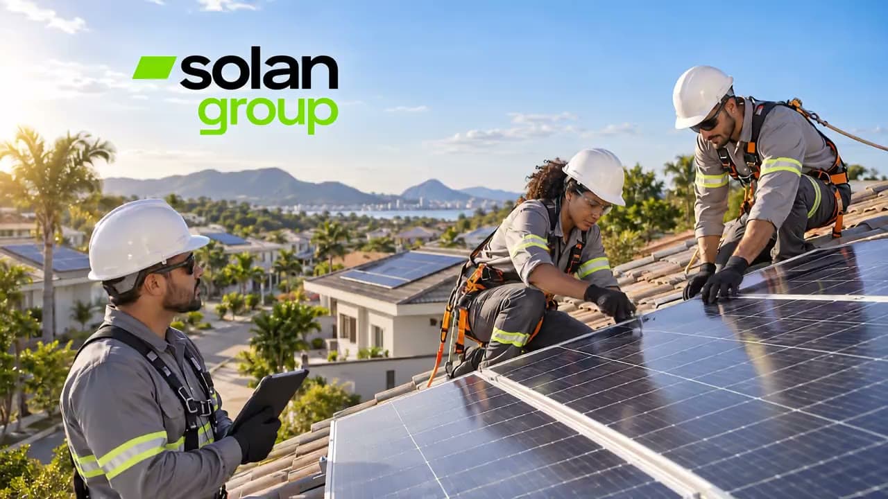Três técnicos instalando placas solares no telhado de um condomínio, sob o lockup solan group