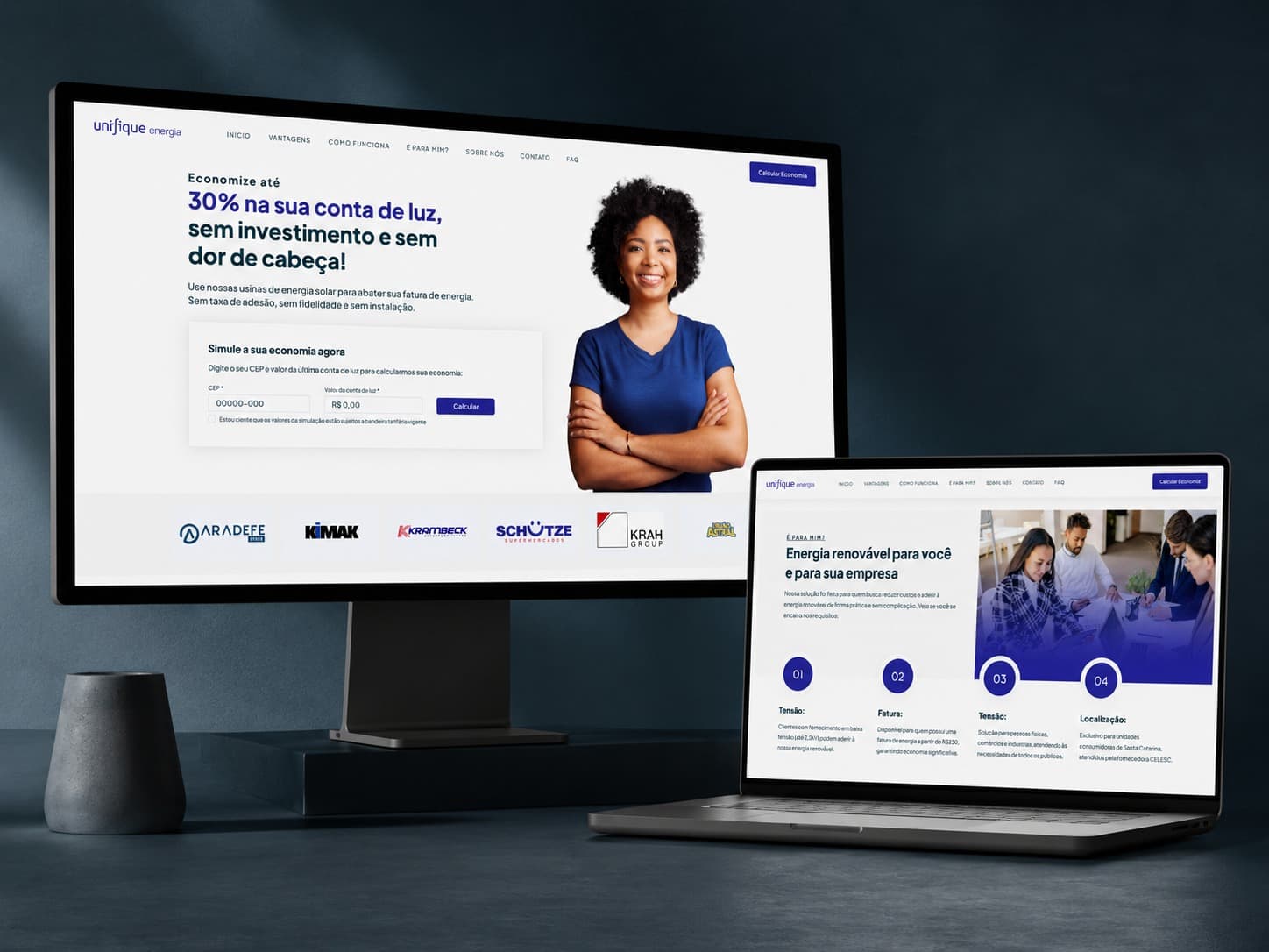 Site da UNIFIQUE Energia em monitor e notebook, com o simulador de economia na primeira dobra