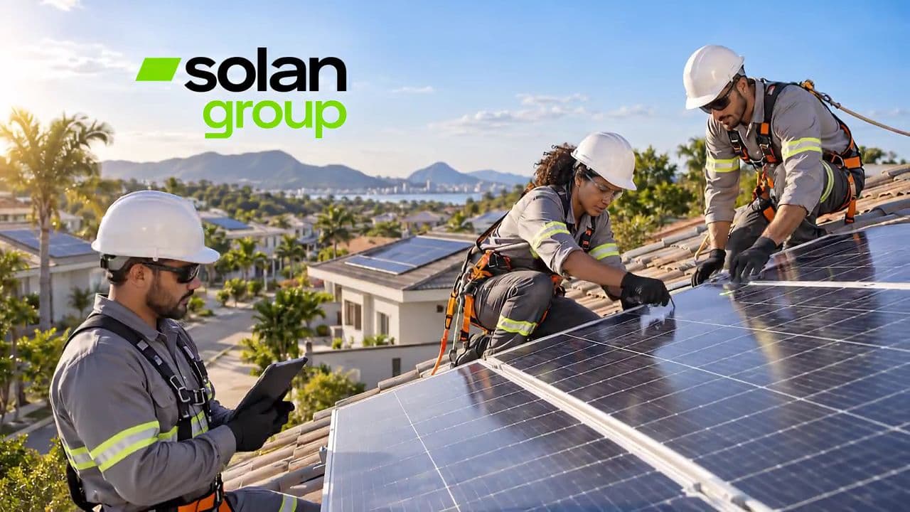 Três técnicos de capacete instalando painéis solares no telhado de uma casa, sob o lockup solan group